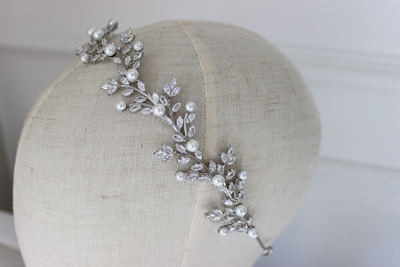 Pearl bridal headband on mannequin
