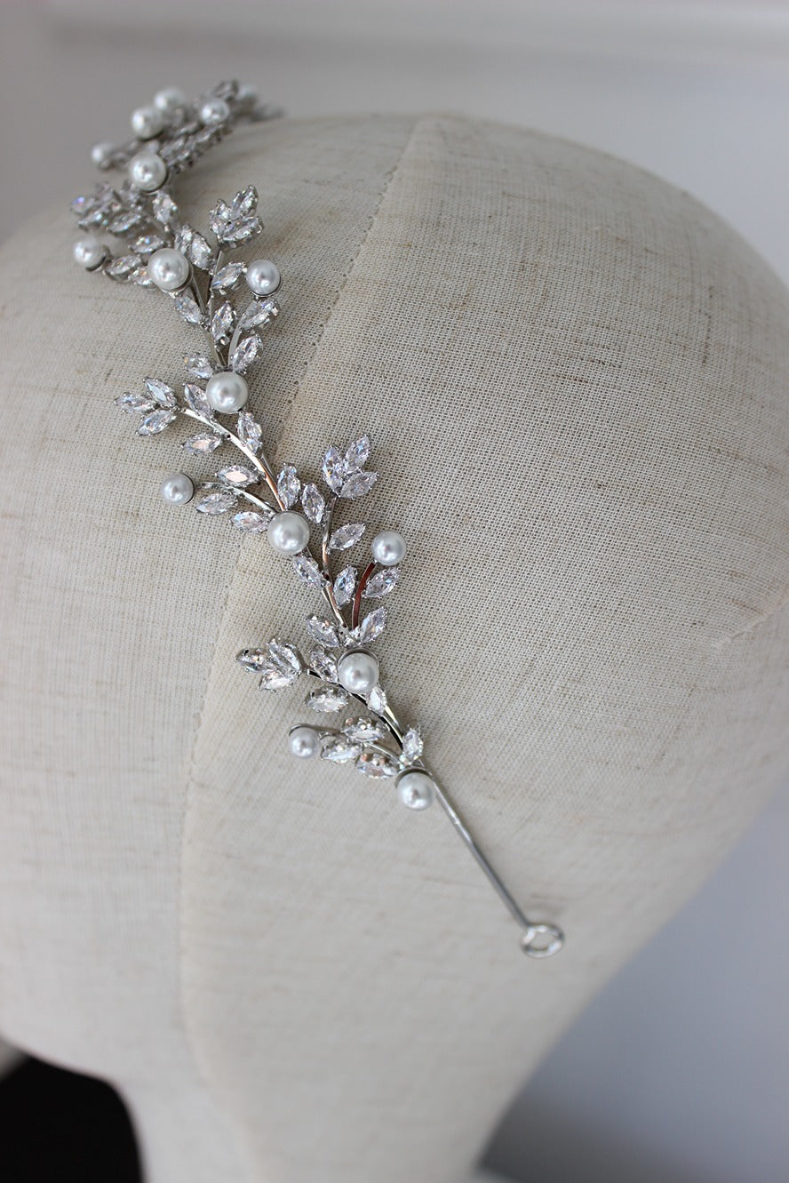 Pearl bridal headband on mannequin